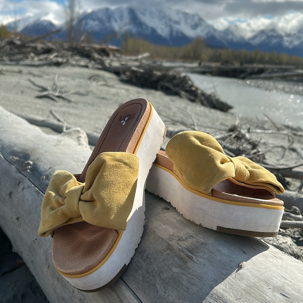 UGG Yellow Bow Platform Sandals Size 6.5 - Picture 4 of 16